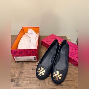 Tory Burch ballet Flats with Gold big emblem logo in Navy Blue💙